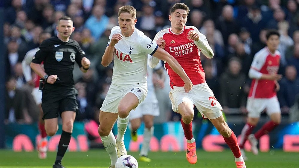 | Photo: AP/Kin Cheung : Arsenal take on arch-rivals Tottenham Hotspur.